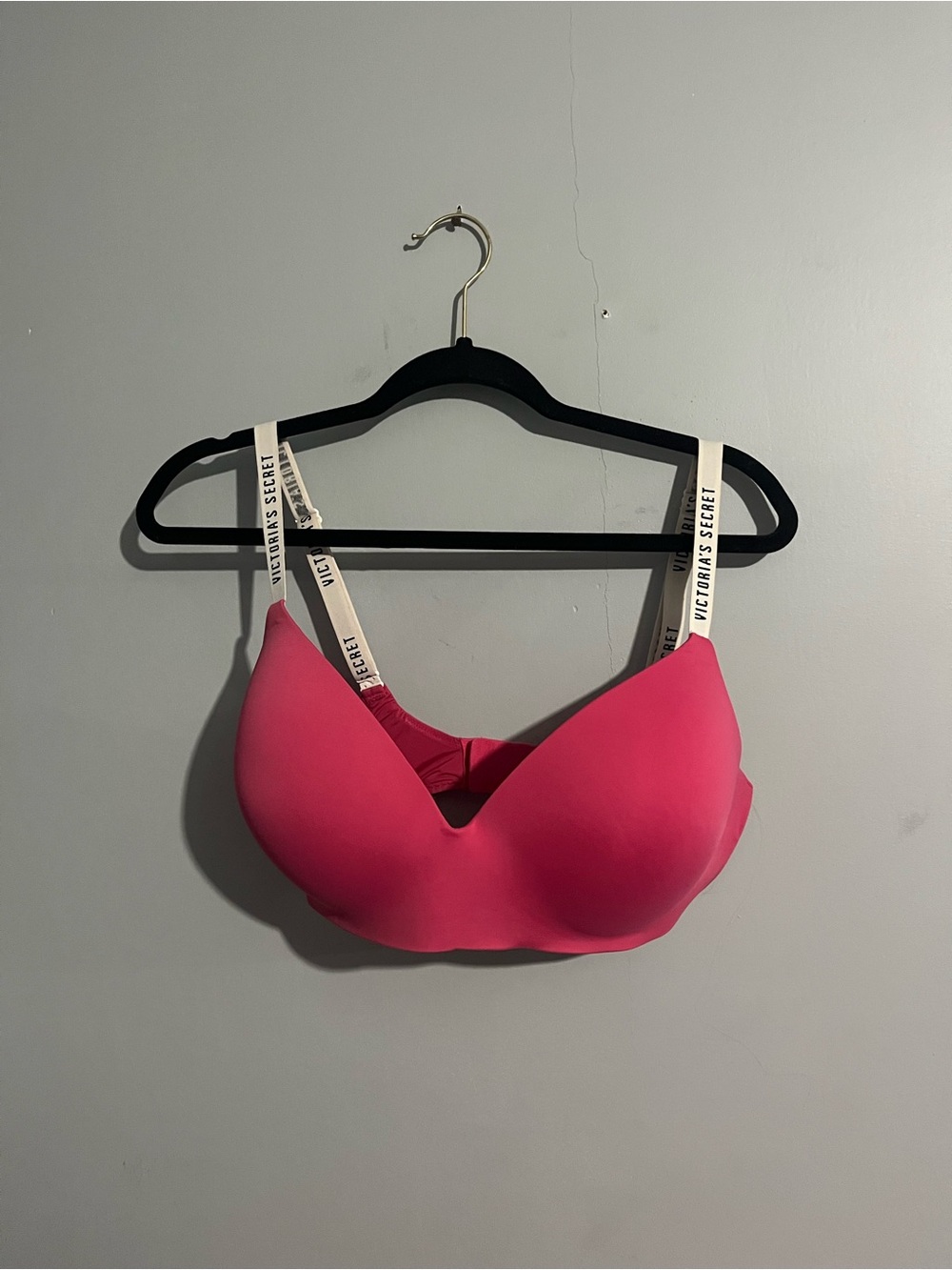Victoria's Secret Pink t-shirt lightly lined wireless bra size 36DDD monogram